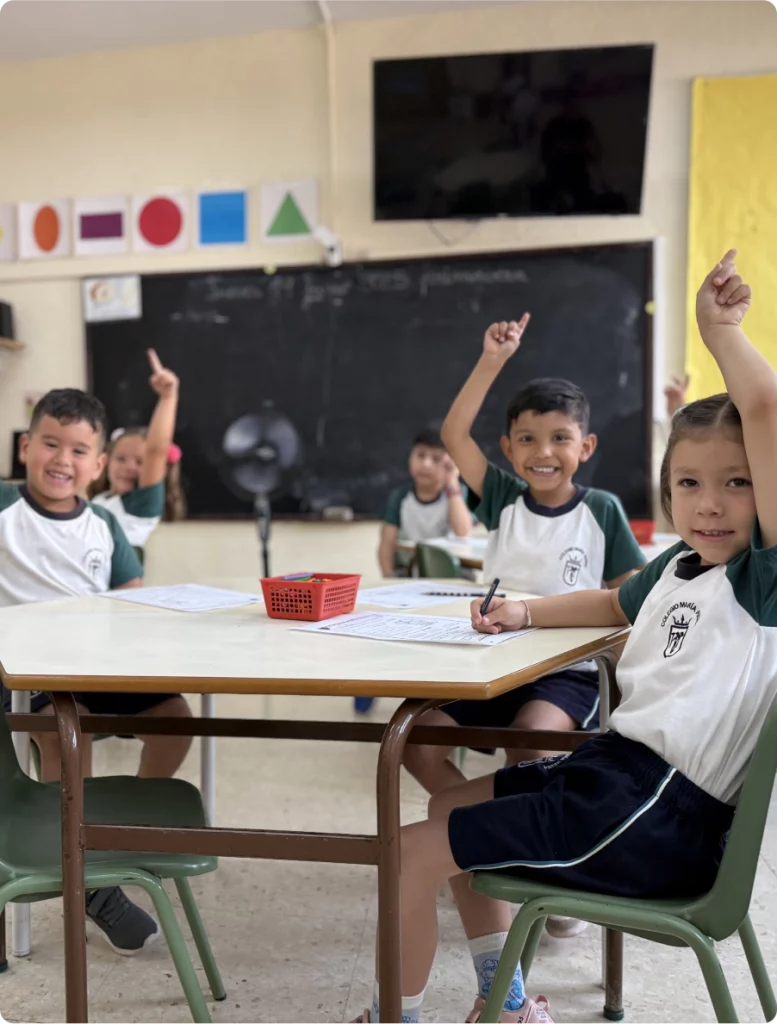 niños levantando la mano en una clase de ampliación horaria